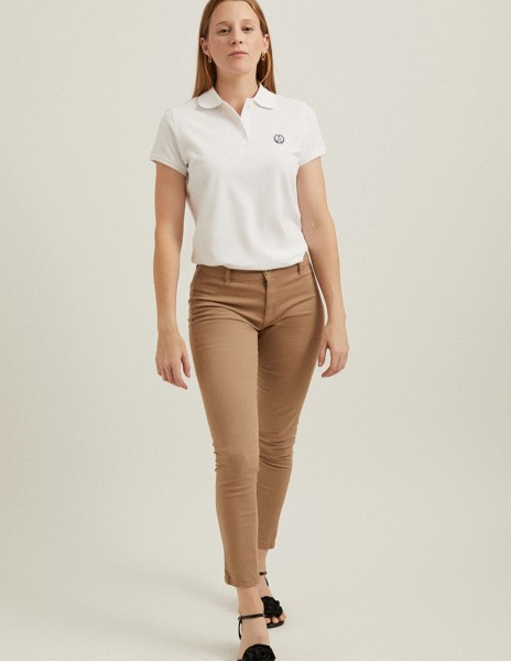 Polo blanco con logo redondo