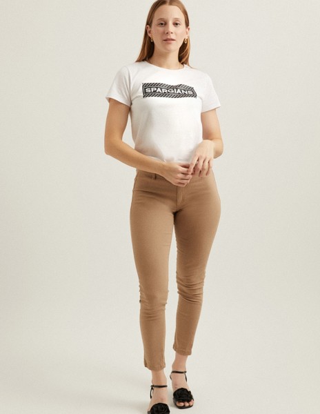 Camiseta blanca de manga corta con logo rectangular